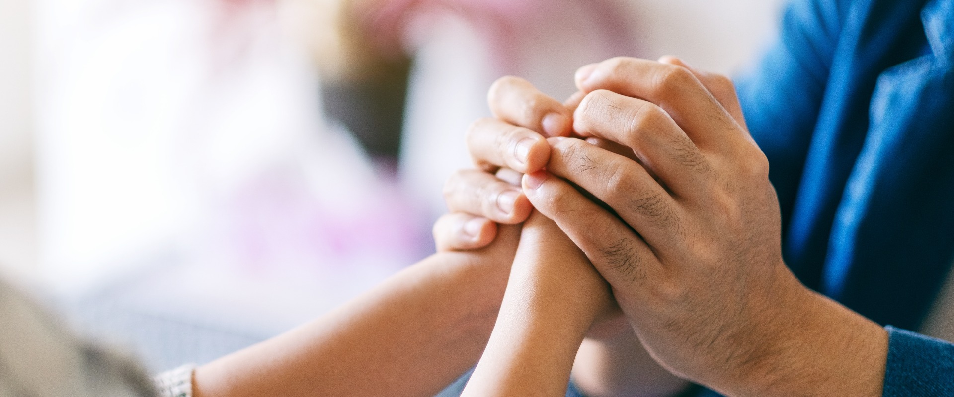 Ein Mann, der die Hände einer Frau hält, um ihr seine Liebe und Zuneigung zu zeigen