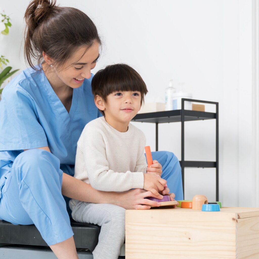 Ein Therapeut führt Fördermaßnahmen mit einem kleinen Jungen durch, der an Zerebralparese leidet und sich in Rehabilitation und Lerntherapie befindet. Schulung in einem medizinischen Versorgungszentrum
