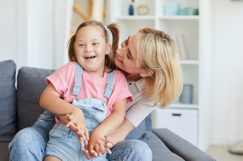 Eine Mutter, die ihr behindertes Kind liebt