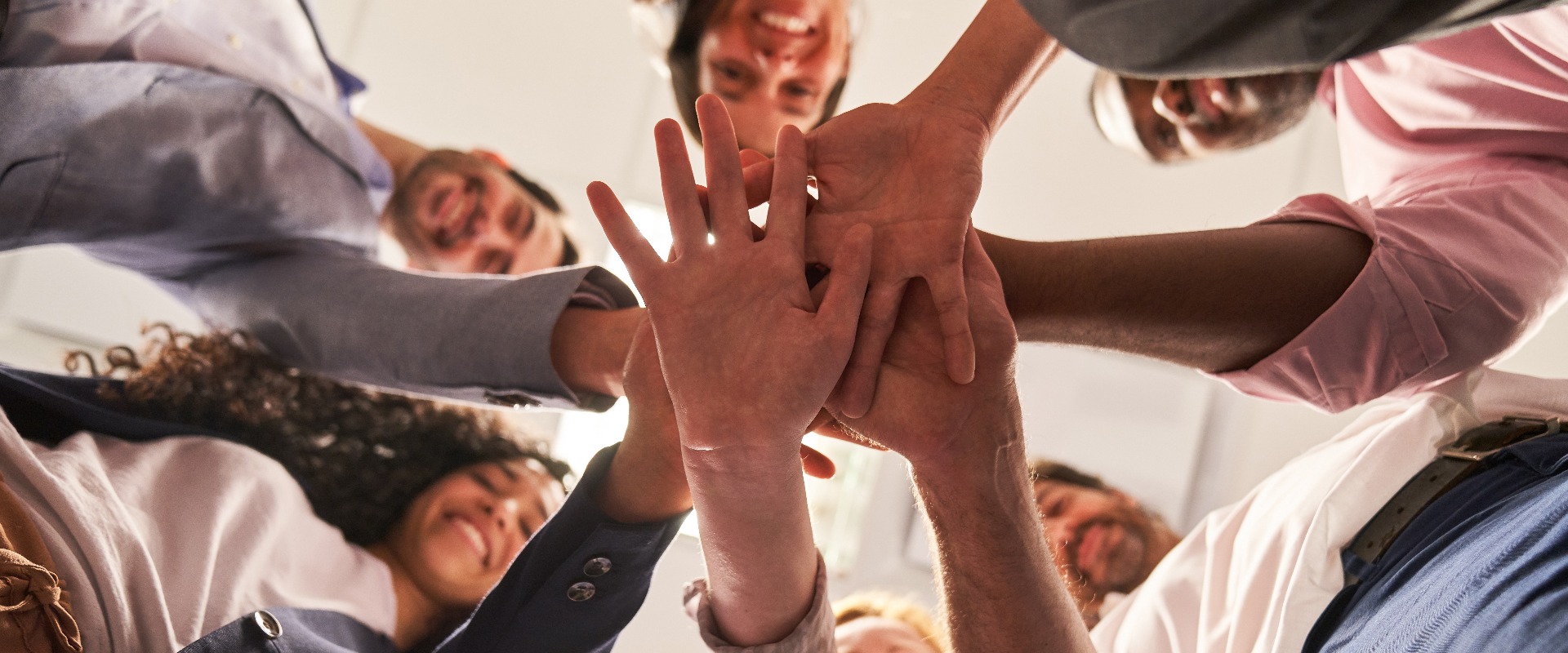 Gruppe Freunde als Startup Team beim Hände stapeln