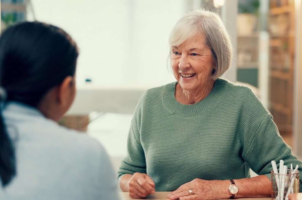 Treffen, Gespräch oder psychologische Beratung einer älteren Frau im Rahmen einer Therapie, zur psychischen Gesundheit oder zur Unterstützung im Ruhestand. Eine glückliche ältere Person im Gespräch, ein Psychologe, der zuhört, oder ein Therapeut, der einem älteren Patienten hilft